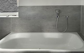 Fugenlose Wandpaneele für eine moderne Badsanierung in Ostfriesland